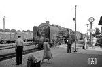 Als 1961 die Wittenberger 01 208 (1963 umgebaut in 01 514) mit dem D 164 nach Hamburg-Altona im Grenzbahnhof Büchen einläuft, gehörte der Interzonenverkehr beim Reisen durch die DDR nach Berlin bereits zur deutsch-deutschen Normalität. Zwei Wochen später gab es allerdings wieder Irritationen im deutsch-deutschen Verhältnis, als die DDR-Führung mit dem Mauerbau in Berlin die endgültige Schließung der Sektorengrenze einleitete. Angesichts der Erfahrungen aus der Berlin-Blockade 1947/48, kamen die Reaktionen der Westmächte wie auch von Bundeskanzler Adenauer nur zögerlich, da in den Augen der Westalliierten der Mauerbau nur eine konkrete Manifestierung des Status quo war. Einzig der Regierende Bürgermeister von Berlin, Willy Brandt, protestierte auf politischer Ebene energisch – aber letztlich machtlos – gegen die Einmauerung West-Berlins und die endgültig scheinende Teilung der Stadt. Erst nach 28 Jahren war der Spuk wieder vorbei. (02.07.1961) <i>Foto: Walter Hollnagel</i>