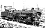 18 314 in Diensten der VES-M Halle (Saale), aufgenommen im Heimat-Bw Halle (Saale) P. Die ehemals badische IVh war im Juni 1948 aus der brit. Zone gegen die bayerische 18 434 als Versuchsträger eingetauscht worden. Inzwischen wurden zahlreiche Veränderungen vorgenommen. Die klassischen Loklaternen hat man durch einfache Lampen von 52er-Lok ersetzt. Den Schornstein schmückt eine Krempe nach dem Vorbild der bayerischen S 3/6. Die Lichtmaschine hat den Standort auf der Rauchkammer nach links neben dem Schornstein gewechselt. Der Sandkasten besitzt jetzt drei Fallrohre, er befindet sich in der gemeinsamen Verkleidung jetzt hinter dem Dampfdom. Die Dampfpfeife ist vor dem Führerhaus besonders hoch angebracht. Der Tender ist französischer Bauart und stammt von der auf Kohlenstaubfeuerung umgebauten 07 1001 (vormals SNCF 231 E 18). Er fasste 7 t Kohle, 38 cm³ Wasser und dürfte mit einer Achslast von 21,7 t nicht freizügig einsetzbar gewesen sein. Die Lok besitzt Riggenbach-Gegendruckbremse und Indusi.  (25.04.1958) <i>Foto: Gerhard Illner</i>
