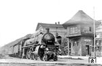 18 315 (Bw Koblenz Moselbf) beim Zwischenhalt des D 164 im Bahnhof Rüdesheim (Rhein). Der Lokführer nutzt die Zeit für einen Kontrollgang an der Lok. Die badische IV h bespannte den Zug (Amsterdam – Basel) auf dem Abschnitt zwischen Köln und Wiesbaden. (16.07.1937) <i>Foto: RVM-Filmstelle Berlin (Bellingrodt)</i>