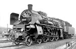 18 319 vom Bw Koblenz Moselbf präsentiert sich als Gastlok im Bereich der Drehscheibe 3 des Bw Köln Bbf.  (1934) <i>Foto: DLA Darmstadt (Bellingrodt)</i>
