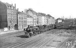 Diese schöne Häuserzeile aus der Gründerzeit in Wuppertal-Oberbarmen, vor der Carl Bellingrodt 18 323 (Bw Koblenz Moselbf) mit E 112 nach Frankfurt (Main) ablichtete, überlebte den Krieg und dient bis heute als Fotokulisse für vorbeifahrende Züge. Der Eilzug ist hier am Beginn seiner Reise und kommt gerade als Leerzug aus dem Abstellbahnhof Wuppertal-Langerfeld angerollt. (03.03.1935) <i>Foto: DLA Darmstadt (Bellingrodt)</i>