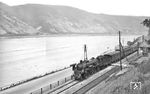 18 323 vom Bw Koblenz Moselbf vor D 251 (Frankfurt/M – Dortmund) auf der linken Rheinstrecke an der Blockstelle Pfalz bei Oberwesel. (1937) <i>Foto: RVM-Filmstelle Berlin (Bellingrodt)</i>