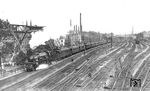 Im Jahre 1933 erreichte die für 110 km/h zugelassene 18 328 bei Versuchsfahrten der LVA Grunewald eine Geschwindigkeit von 154 km/h und erwies sich als ausgezeichneter Schnelläufer. Auch im Planeinsatz vor dem 13 Wagen zählenden E 112 (Wuppertal-Oberbarmen – Frankfurt/M) macht die Koblenzer Lok eine gute Figur. Hier fährt der Zug aus dem Bahnhof Wuppertal-Oberbarmen und wechselt gerade in der westlichen Bahnhofsausfahrt in das Ferngleis. (19.05.1934) <i>Foto: DLA Darmstadt (Bellingrodt)</i>