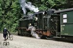 Begegnung von 99 687 mit einem Personenzug nach Radebeul und einem radfahrenden Kollegen im Haltepunkt Weißes Roß. (12.08.1967) <i>Foto: Robin Fell</i>