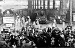 Zwar keine qualitativ hochwertige Aufnahme, aber dennoch ein interessanter Blick in den Münchener Hauptbahnhof Anfang der 1930er Jahre. Die Münchner 18 468, die noch keine elektrische Beleuchtung erhalten hat, ist soeben mit einem Schnellzug eingetroffen. Daneben steht 54 1572 (Bw München Hbf), eine 1920 bei Maffei gebaute bayerische G 3/4 H. Die Menschen drängeln sich an den Bahnsteigsperren, die damals an den Prellböcken des Kopfbahnhofs lagen. (1930) <i>Foto: RVM</i>