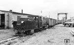 Noch mit ihrem originalen Tender rangiert die 99 4652 am Fährhofer Anleger. Um die Fährbrücke nicht zu sehr zu belasten, spannte man Schutzwagen zwischen Lok und die maximal drei zu trajektierenden Wagen. Lokomotiven durften nur einzeln aufs Schiff. Nach einem Unfall am 2. März 1961 war man besonders vorsichtig. Ein Fährschiff hatte sich beim Beladen losgerissen, so daß ein O-Wagen ins Wasser stürzte, ein weiterer halb auf der Brücke hängen blieb und nur ein Wagen unversehrt das Schiff erreichte. Die Konkurrenz in Form eines IFA-Lkw W50 wartet auf die Freigabe. (21.08.1966) <i>Foto: Detlev Luckmann</i>