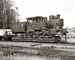 Nach dem Verkauf an Walter Seidensticker wurde die 99 4652 im Bw Wernigerode-Westerntor aufgearbeitet, während man in Görlitz die Radsätze umspurte. Auf einem meterspurigen Rollwagen wartet sie auf Aufnahme in die Werkstatt.  (07.04.1974) <i>Foto: Hans-Joachim Simon (Archiv Ludger Kenning)</i>