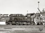 99 4801 an der Bekohlung in Putbus, nun mit Scheibenrädern auf der Laufachse. Die elegante Form der Lok kommt hier gut zur Geltung, jedoch war der Schornstein etwas kurz ausgefallen, was den Lokmännern bei Vorwärtsfahrt durch unangenehmes Qualmen missfiel. Der Rauch legte sich im Leerlauf regelrecht auf die Krempe und wurde nicht nach oben abgeleitet. Anfang der 1970er Jahre hatte man die Umzeichnung auf EDV-Nummer erst provisorisch vollzogen, nach einiger Zeit war die mit Farbe aufgemalte Ziffer kaum noch zu erkennen.  (17.06.1973) <i>Foto: Hans-Joachim Simon (Archiv Ludger Kenning)</i>