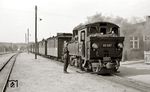 99 587 beim Zwischenhalt in Binz Ost mit einem Zug nach Göhren. Bislang war die Fahrt nicht sehr schwer, doch hat der Heizer schon lange vor Binz begonnen, Feuer und Wasserstand auf die Bergfahrt vorzubereiten. Vor der Abfahrt macht der Heizer den Kessel „spitz“, bevor die Lok in der Ausfahrt in die Steigung von 1:50 einfährt.  (1963) <i>Foto: Birger Wilcke (Sammlung Ludger Kenning)</i>