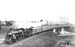 18 524 (Bw Wiesbaden) vor dem neuen Renomierzug FD 101 "Rheingold" am Abzweig Berliner Straße bei Köln-Mülheim. Die Wagengarnitur präsentiert sich laut Zugbildungsplan in einheitlich neuer Farbgebung. Offenkundig hatte die Lok nach fast 300 km Fahrtstrecke nochmals ihre Wasservorräte in Köln Hbf ergänzt, die Tenderseitenwand ist noch naß. Nächster Halt ist Düsseldorf Hbf. (1928) <i>Foto: DLA Darmstadt (Bellingrodt)</i>