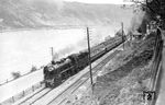 Der Starzug, den das Bw Mainz Hbf zu befördern hatte, war der "Rheingold", den hier 18 517 nahe der Blockstelle Pfalz zwischen Bacharach und Oberwesel am Haken hat. An diesem Tag war der FD 101 mit vier Wagen (einem SAB4ü-28/34, SA4ük-28, SB4ü-28 und SPw4ü-28) allerdings saisonbedingt recht kurz, die Lok wird den Zug noch bis zur holländischen Grenze durchfahren. Carl Bellingrodt saß wohl gerade bei einem Schoppen Wein, als er im Ausflugslokal von Haus Engelsburg auf den Auslöser drückte. (08.05.1937) <i>Foto: RVM-Filmstelle Berlin (Bellingrodt)</i>