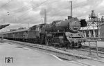 22 008 entstand am 26.09.1958 aus der Rekonstruktion der 39 006 (Baujahr 1922) im Raw Meiningen durch Einbau eines Hochleistungskessels und Verlängerung des Rahmens im Bereich des Stehkessels. Hier wartet die Erfurter Maschine im Bahnhof Bebra auf die Rückfahrt in die Heimat. (08.08.1965) <i>Foto: Robin Fell</i>