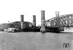 Die Hubbrücke Karnin über die Peene war Bestandteil der ehemaligen Eisenbahnlinie Ducherow–Swinemünde und wurde 1933 eröffnet. Die Brücke war bis zu ihrer Zerstörung am 28. April 1945 die wichtigste Verkehrsanbindung von Usedom auf das Festland. Die Verbindung war sowohl für die touristische Entwicklung der Insel als auch für den Standort militärischer Einrichtungen auf Usedom (Munitionslager bei Usedom, Heeresversuchsanstalt Peenemünde ab 1936) von großer Bedeutung. Nach der Zerstörung 1945 wurden Bahnverbindung und Brücke nicht mehr aufgebaut, weil ein Teil der Strecke über polnisches Gebiet Usedoms bei Swinemünde (heute Swinoujscie) verlief. Die zerstörten Überbauten wurden in den 1950er Jahren entfernt. Ein Teil der festen Überbauten wurde verschrottet, der Rest zum Wiederaufbau der Ostbahnbrücke über die Oder in Küstrin verwendet. 1990/91 rettete ein Brückenbau-Ingenieur den Hubbrückenteil vor dem drohenden Abriss. Das Bild zeigt den Vorgänger der Hubbrücke, der von 1875 bis 1932 als Drehbrücke in Betrieb war. (1929) <i>Foto: RVM</i>