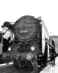 02 009 (Bw Hof) vor einem Schnellzug in Leipzig Hbf. 1940 wurde sie in die Zweizylindervariante 01 238 umgebaut. (1934) <i>Foto: RVM</i>