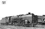 Die ersten Einheitsdampflokomotiven der Deutschen Reichsbahn kamen im November 1925 zur Auslieferung. Zehn Vierzylinderverbundloks lieferten Henschel und Maffei als Baureihe 02. Zeitgleich bauten Borsig und AEG zehn  Zweizylinderloks als Baureihe 01. Die Lokomotiven wurden den Bw Erfurt, Hamm (Westf) und Hof zugeteilt. Dort fanden von April 1927 bis Mai 1929 dienstplanmäßige Vergleichsfahrten zur Feststellung der Brauchbarkeit und Wirtschaftlichkeit statt. Den Wettstreit hat die Baureihe 01 gewonnen. Altmeister Carl Bellingrodt erwischte 02 010 im heimatlichen Bw Hof und lichtete sie standardmäßig ab. Rechts hat sich die Hofer 89 834 ins Bild geschlichen.  (10.06.1933) <i>Foto: DLA Darmstadt (Bellingrodt)</i>