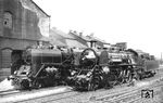 18 455 vom Bw Würzburg (Baujahr 1912) begegnet im Bw 1 Frankfurt (Main) der Einheitslok 03 048 vom Bw Köln Bbf. Die elektrischen Laternen der S 3/6 haben noch den großen Durchmesser (ca. 38 cm) der früheren Gaslaternen und wie auch die kleinere Laterne auf der Rauchkammertürspitze blank polierte Reflektoren.  (1935) <i>Foto: DLA Darmstadt (Maey)</i>