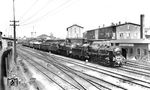 39 017 vom Bw Reichenbach (Vogtl) leistet der Hofer 02 002 Vorspann vor dem D 24 (Berlin Anh Bf – Leipzig – Hof – Regensburg – München) in Reichenbach (Vogtl) oberer Bf. (1935) <i>Foto: DLA Darmstadt (Hubert)</i>