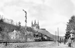 18 536 (Bw Mainz Hbf) passiert mit einem Schnellzug das dreiflügelige Einfahrsignal von Remagen auf der Fahrt nach Süden. Für den Zug zeigt das Signal Hp1. Die Möglichkeit des Signalbildes Hp3 bedeutete nach dem Signalbuch von 1935: "Fahrt frei mit Geschwindigkeitsbeschränkung wie bei Hp2, jedoch für einen anderen als den durch Hp2 gekennzeichneten Fahrweg." Das Signal wurde 1953 abgeschafft. Über der Lok befindet sich die berühmte 1857 erbaute Apollinariskirche. An der Lok fällt auf, dass als 3. Laterne auf die Stütze der Rauchkammertür eine große Loklaterne (Durchmesser ca. 38 cm) gesetzt wurde, was absolut ungewöhnlich ist.  (1932) <i>Foto: DLA Darmstadt (Maey)</i>