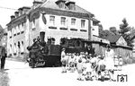 Der Ausflug des Jöhstädter Kindergartens endete unterwartet vor der rangierenden 99 599 in der Bahnhofsstraße.  (01.07.1968) <i>Foto: Slg. W. Schumacher</i>
