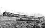 18 523 (Bw Mainz Hbf) vor dem FD 102 "Rheingold" auf der Fahrt nach Süden in Höhe des Kölner Betriebsbahnhof. Die Lok wurde später in 18 610 umgebaut.  (24.01.1932) <i>Foto: DLA Darmstadt (Bellingrodt)</i>