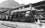 Fabrikneu steht 18 520 (J.A. Maffei, Baujahr 1927) abfahrbereit im Münchener Hauptbahnhof. Die Lok war neu ab 02.06.1927 beim Bw München Hbf beheimatet, wurde aber bereits am 23.10.1928 zum Bw Hof umstationiert. Selten im Bild dokumentiert sind hier die schmalen Zierlinien am Zylinderblock. Sie deuten auf den traditionellen bayerischen Anstrich in den Farben dunkelgrün und schwarz hin, der bis Ende 1927 zulässig war. Am 15.12.1954 wurde die Lok in 18 612 umgebaut.  (1927) <i>Foto: Rudolf Kallmünzer</i>