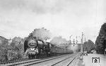 01 194 (Bw Deutzerfeld) hat vor FD 102 "Rheingold" soeben den Bahnhof Bonn ohne Halt durchfahren. Der Zug besteht u.a. aus einem SAB4ü-28/34 und zwei SB4ük-28. Hinter dem Gepäckwagen SPw4ü-28 läuft am Zugschluss ein deutlich hellerer Wagen, bei dem es sich möglicherweise um eine Überführungsfahrt eines Salonwagens nach einer Hauptuntersuchung handelt. Das Gleis ganz rechts gehörte bis 1914 zum einstigen Trajektbetrieb Bonn—Oberkassel. In der Straße liegen die Gleise der Überland-Straßenbahn nach Mehlem. (04.08.1938) <i>Foto: RVM-Filmstelle Berlin (Bellingrodt)</i>