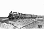 Erst wenige Wochen war der "Rheingold" alt, als er mit der ebenfalls noch recht neuen 18 527 vom Bw Wiesbaden auf der Riedbahn bei Groß Gerau aufgenommen wurde.  (07.1928) <i>Foto: DLA Darmstadt (Maey)</i>