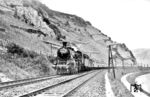 Vorbei an den Weinbergen von Bacharach rollt 18 524 (Bw Wiesbaden) mit dem "Rheingold" FD 102 südwärts. Die 1928 von Maffei gebaute Lok wurde bereits mit elektrischer Beleuchtung ausgeliefert. Die Ursprungsbauart zeichnet sich durch große Loklaternen mit breiter Glaseinfassung aus.  (1930) <i>Foto: DLA Darmstadt (Maey)</i>