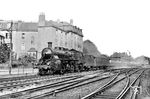 18 528 (Bw Mainz Hbf) verlässt vor FD 101 "Rheingold" den Bahnhof Bonn. Die Lok erlebte noch eine zweite Karriere als 18 608, in die sie am 15.04.1954 umgebaut wurde. Der Bonner Bahnhof wurde erst im Sommer 1971 in Bonn Hauptbahnhof umbenannt. (09.08.1932) <i>Foto: DLA Darmstadt (Maey)</i>