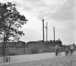 Der "Rheingold" FD 101 auf der Fahrt nach Hoek van Holland durcheilt mit einer 18.5 den Bahnhof Kalscheuren. (1938) <i>Foto: RBD Köln (Felten)</i>