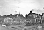 Der Gegenzug "Rheingold" FD 102 passiert den Bahnhof Kalscheuren. Die Zuglok 18 524 vom Bw Mainz Hbf trägt einen roten Ring um den Schornstein, der sie als Planlok für den Luxuszug ausweist.  (1938) <i>Foto: RBD Köln (Felten)</i>
