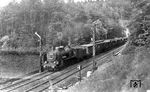 38 3963 (Bw Göttingen P) verlässt vor P 888 den 719 m langen Cornberger Tunnel nahe Bebra. Das kleine Signal im Vordergrund weist darauf hin, dass ab hier das Nachschieben einzustellen ist.  (29.05.1939) <i>Foto: RVM-Filmstelle Berlin (Bellingrodt)</i>