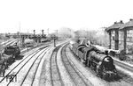 18 528 (Bw Mainz Hbf) verlässt mit FD 101 "Rheingold" den Bahnhof Mannheim in Richtung Rheinstrecke. Links macht sich eine badische VI c im Arbeitszugdienst nützlich.   (1932) <i>Foto: DLA Darmstadt (Hubert)</i>