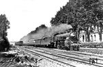 18 528 (Bw Mainz Hbf) mit FD 102 "Rheingold" bei der Einfahrt in den Bahnhof Bonn. Viele alte Zugaufnahmen sind leicht unscharf, da die Plattenkameras allenfalls Verschlusszeiten von 1/250 Sekunde hatten.  (1932) <i>Foto: DLA Darmstadt (Maey)</i>