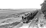 Auf dem heutige viergleisig ausgebauten Streckenabschnitt zwischen Düsseldorf und Köln passiert 18 526 vom Bw Mainz Hbf mit dem "Rheingold" FD 102 eine Rotte bei Langenfeld (Rheinl).  (1934) <i>Foto: DLA Darmstadt (Bellingrodt)</i>