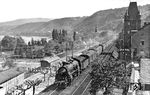 Durch den malerischen Weinort Bacharach rollt 18 525 (Bw Wiesbaden) mit dem FD 101 "Rheingold" auf dem Weg nach Koblenz.  (1930) <i>Foto: DLA Darmstadt (Bellingrodt)</i>