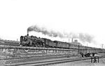 19 003 (Bw Reichenbach/Vogtl) mit D 86 in Dresden-Altstadt auf dem Weg nach Chemnitz. Der Wagenpark des D 86 weist einige Besonderheiten auf: Hinter der Lok läuft ein ABC4ü Pr08 (evtl. PKP), dahinter drei Wagen, die ganz eindeutig als PKP-Wagen (PKP-Hechtwagen, Bauart ABC4ü) zu identifizieren sind. Dahinter folgt möglicherweise ein Bayer.  (1936) <i>Foto: DLA Darmstadt (Hubert)</i>