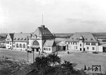Der Bahnhof Friedberg liegt an der Main-Weser-Bahn Kassel - Gießen - Frankfurt. Das ursprüngliche Empfangsgebäude stammte aus dem Jahr 1850, wurde aber durch den Anschluss weiterer Bahnen nach Hanau, Mücke und Bad Homburg für den zunehmenden Verkehr zu eng. Der Neubau des erweiterten Bahnhofs erfolgte etwa einen halben Kilometer südlich des alten Gebäudes. In der Nacht vom 9. auf den 10. August 1913 wurde der zweite Friedberger Bahnhof in Betrieb genommen und der erste aufgegeben. (1913) <i>Foto: RVM-Archiv</i>