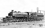 T 18 1002 von der Heizerseite links wenig schräg in Bw München Hbf. Der Kamin mit Krempe und die kleinen Windleitbleche am Umlauf verleihen ihr ein bayerisches Aussehen. Die Lok war ab 18.03.1929 bis zur Ausmusterung 1943 beim Bw München Hbf beheimatet und kam nur sporadisch vor Schnellzügen zum Einsatz. Zwischenzeitlich stand sie für Versuchszwecke mehrfach der Versuchsabteilung für Lokomotiven des RAW Grunewald zur Verfügung.  (16.03.1935) <i>Foto: RVM</i>