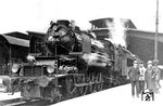 T 18 1002 während der Abnahmeprobefahrt in Nürnberg Hbf. Gerade hat sie einen D-Zug nach München bespannt, im Beisein von Abnahmebeamten am Bahnsteig. Das Bild zeigt die Maschine mit kurzer Esse ohne Aufsatz, Schlotkragen und kleinen Windleitblechen. Nach der Abnahme am 18.03.1929 im RAW München-Freimann wurde sie dem Bw München Hbf zugeteilt. (02.03.1929) <i>Foto: Dr. Joachim Feißel</i>