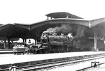 T 18 1002 unter der alten Bahnhofsüberdachung des Nürnberger Hauptbahnhofs. Beide überlebten den Krieg nicht. Nach Beschädigungen durch einen Bombenangriff musste die Lok im Oktober 1943 ausgemustert werden. Auch der Nürnberger Hauptbahnhof wurde Ende des Zweiten Weltkrieges schwer in Mitleidenschaft gezogen, Bahnhofsgebäude und Bahnsteighallen lagen im März 1945 in Trümmern. Der Bahnhof wurde daraufhin am 16. März 1945 für neun Tage stillgelegt. (02.03.1929) <i>Foto: Dr. Joachim Feißel</i>