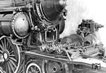 Ein seltener Einblick in die Technik der Turbinenlok T 18 1002 mit der sog. Ljungströmturbine. Die Ljungströmturbine wurde zu Beginn des 20. Jahrhunderts von den schwedischen Brüdern Birger (1872–1948) und Fredrik Ljungström (1875–1964) entwickelt. Sie wurde vom Dampf in radialer Richtung von innen nach außen durchströmt und bestand aus zwei Hälften, welche sich gegeneinander drehten. Bei der T 18 1002 hatten Vorwärts- und Rückwärtsturbine ein gemeinsames Gehäuse und trieben über ein Doppelvorgelege die Blindwelle an. (1926) <i>Foto: RVM</i>