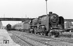 Im Bahnhof Berlin-Schönefeld kam es zu dieser Begegnung zweier Schnellzüge, die mit der dienstältesten Ostbahnhofer 01 2016 und der Dresdner 01 2137 bespannt waren. (04.1971) <i>Foto: unbekannt</i>