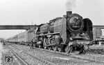 01 2016 wurde am 15.12.1928 beim legendären Bw Berlin Anhalter Bf in Dienst gestellt. Zum Ende ihrer aktiven Zeit war sie wieder eine Berliner "Jöre" und beim Bw Berlin Ostbahnhof stationiert. Hier steht sie im Bahnhof Zentralflughafen Berlin-Schönefeld, vermeintlich vor einem internationalen Schlafwagenzug. (04.1971) <i>Foto: unbekannt</i>
