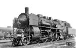18 406 präsentiert sich im Erscheinungsbild der Kriegsjahre mit abgedunkelten Lampen im Heimat-Bw München Hbf. Die Lok wurde im Januar 1945 wegen Fristablaufs im Bw Treuchtlingen abgestellt. Da nach dem Krieg keine Schnellzugloks mehr gebraucht wurden, wurde sie am 15.11.1946 z-gestellt und wegen der langen Abstellzeit am 21.04.1949 ausgemustert. (1942) <i>Foto: RVM-Filmstelle Berlin (Maey)</i>