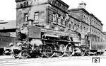 18 442 vor dem mondänen Verwaltungsgebäude ihrer Heimat-Dienststelle Bw Nürnberg Hbf, bevor sie drei Tage später an das Bw Würzburg zurückgegeben wurde. Auch sie kam nach dem Krieg nicht mehr ans Laufen. Nach ihrer Ausmusterung am 21. April 1949 wurde sie im EAW Schwerte (Ruhr) verschrottet. (01.08.1934) <i>Foto: DLA Darmstadt (Maey)</i>