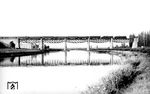 Die Würzburger 18 501 und Nürnberger 18 472 überqueren mit D 157 (Passau – Würzburg) die alte Mainbrücke in Kitzingen. Trotz Bombardierung im Februar 1945 blieb die Brücke befahrbar, Wehrmachtssoldaten sprengten sie jedoch ebenso wie die benachbarte Brücke der Strecke Kitzingen—Schweinfurt im April 1945. Der D 157 war ein typischer Kurswagenzug. Die Wagen gingen in Würzburg Hbf auf den FD 263 nach Hoek van Holland, D 89 nach Altona und D 57/257 nach Hagen (Westf) über. Neben einem Gepäckwagen wurde auch ein Postwagen von Nürnberg bis Würzburg an der Zugspitze befördert. (08.09.1934) <i>Foto: DLA Darmstadt (Bellingrodt)</i>