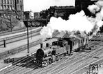 74 1014 (Bw Hamburg B) rangiert einen Postwagen am Hamburger Hauptbahnhof.  (08.1934) <i>Foto: Walter Hollnagel</i>