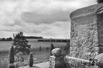 Eine unbekannte 93 zieht am Hermann-Löns-Denkmal im Tietlinger Wacholderhain nahe Walsrode vorbei. Löns, dessen Landschaftsideal die Heide war, war als Jäger, Natur- und Heimatdichter sowie als Naturforscher und -schützer bereits zu Lebzeiten zum Mythos geworden. Zu Beginn des 1. Weltkriegs fiel er als Kriegsfreiwilliger in Frankreich. Nachdem Löns mehrfach umgebettet wurde, erklärte 1962 der Volksbund Deutsche Kriegsgräberfürsorge, dass es nicht sicher sei, ob sich im Grab bei Walsrode tatsächlich die sterblichen Überreste von Hermann Löns befinden. (1936) <i>Foto: Walter Hollnagel</i>