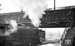 01 099 vom Bw Berlin Lehrter Bf macht sich in Altona Hbf auf dem Weg nach Hause. Das über den mittleren Gleisen errichtete elektromechanische Brückenstellwerk aus dem Jahr 1913 wurde 1943 zerstört und nach dem Krieg nicht wieder aufgebaut. (02.1935) <i>Foto: Walter Hollnagel</i>